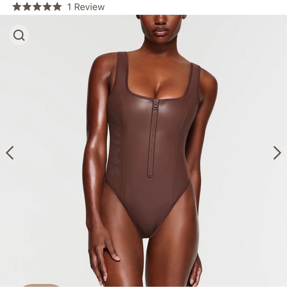 SKIMS RUBBERIZED SCUBA SWIM
SCOOP NECK ONE PIECE